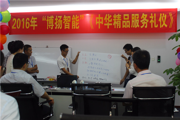 圖為金鷹隊(duì)在展示自己隊(duì)名、口號(hào)、隊(duì)歌、隊(duì)旗。